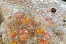 Why stickers are so popular among girls？